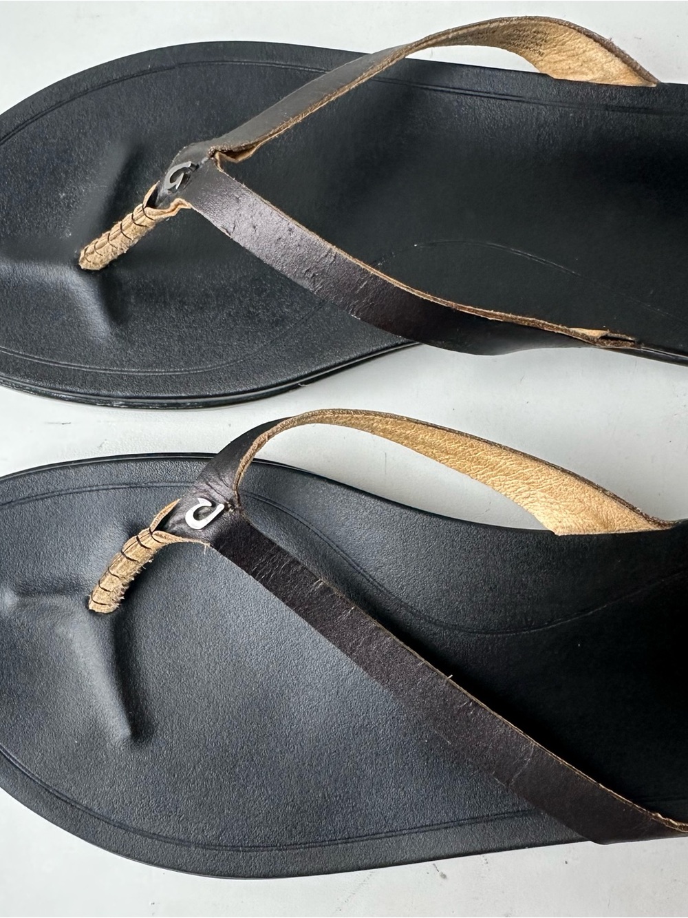OluKai Women’s Size 10 Black Leather Flip Flop Sandals Comfort Casual Beach - Picture 4 of 8